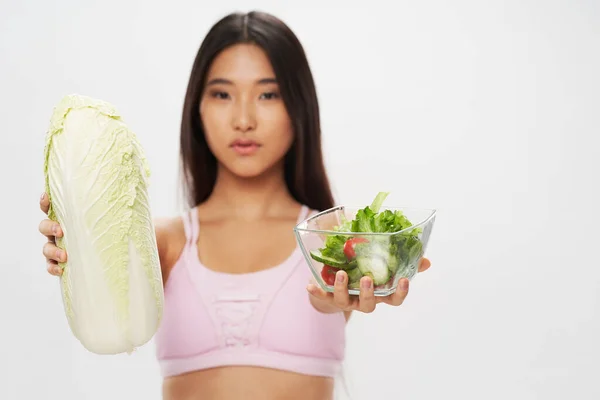 Žena asijského vzhledu talíř bijing zelí salát zdravé jídlo — Stock fotografie