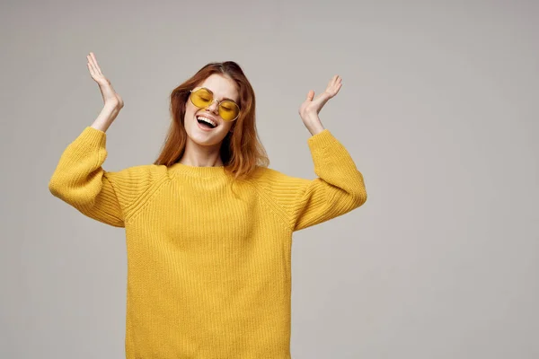 Mulher de cabelos vermelhos em óculos amarelos posando modelo de estúdio de estilo de vida divertido — Fotografia de Stock