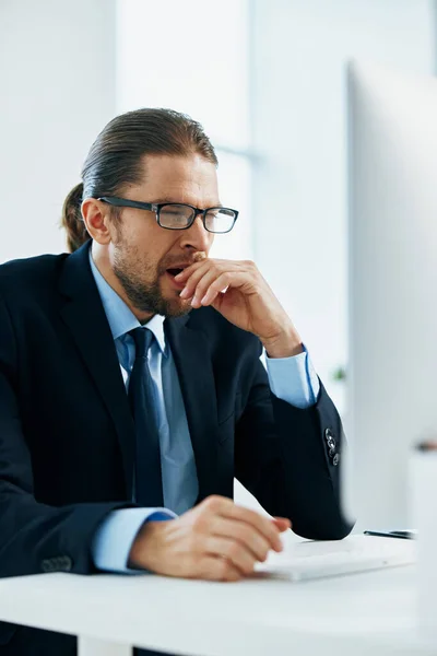 Gerente masculino com óculos funciona em um escritório ou computador — Fotografia de Stock