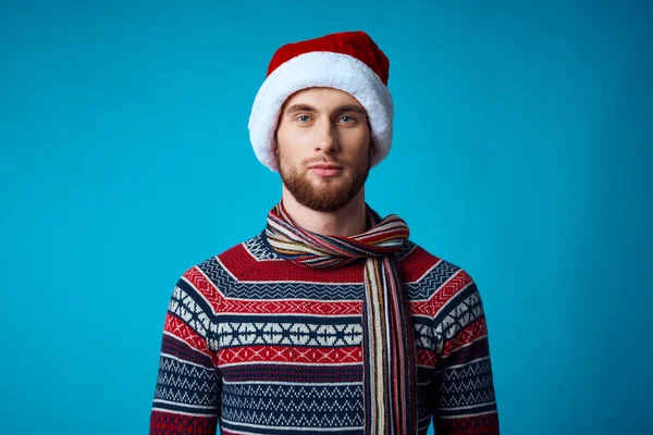 Przystojny mężczyzna nowy rok ubrania Boże Narodzenie wakacje niebieski tło — Zdjęcie stockowe