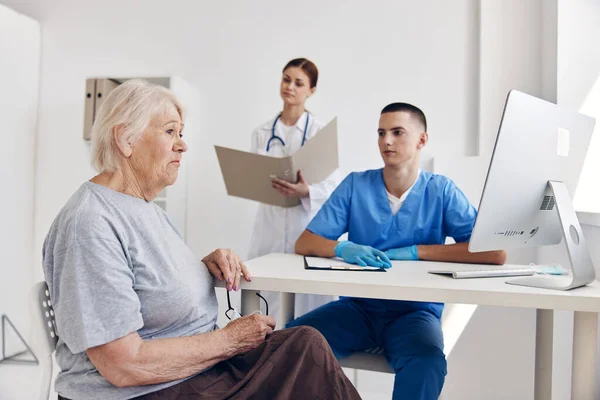 Mujer anciana examen de hospital asesoramiento profesional —  Fotos de Stock