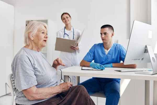 Chequeo del paciente anciano en el hospital —  Fotos de Stock