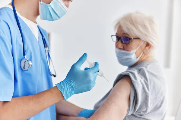 Läkare och patient arm injektion vaccin pass sjukhus — Stockfoto