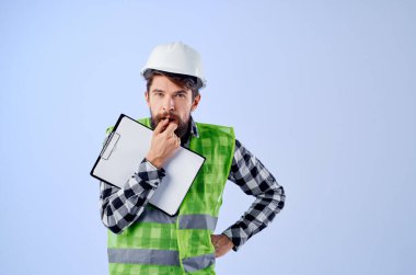 Yeşil bir veststrüksiyon işçisi stüdyo tasarımı endüstrisinde çalışıyor.