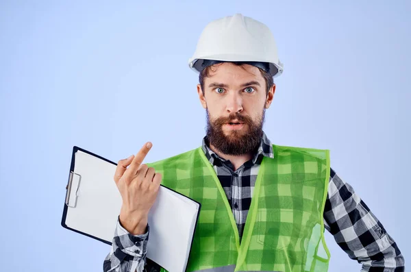 Mužský pracovník v bílé helmě modrotisky Profesionální modré pozadí — Stock fotografie