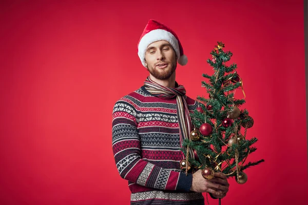 Emocjonalny mężczyzna w New Years ubrania dekoracji Boże Narodzenie studio pozowanie — Zdjęcie stockowe