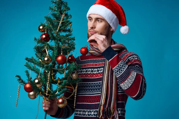 Noel arkaplanındaki yakışıklı adam beyaz model afiş mavi arka plan — Stok fotoğraf