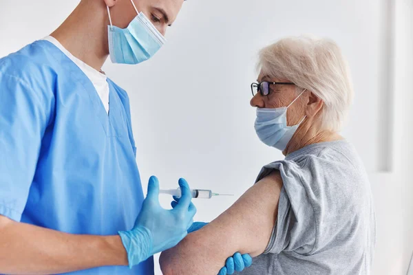 Äldre kvinna arm injektion vaccin pass immunisering säkerhet — Stockfoto