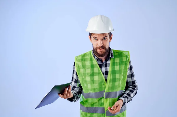 Mužský pracovník v bílé helmě plány Profesionální studio průmysl — Stock fotografie