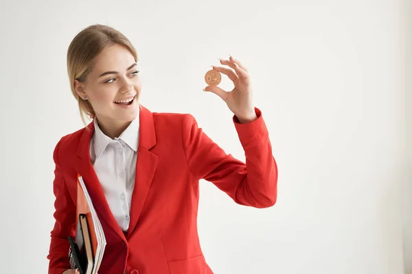 Frau in roter Jacke mit Dokumenten in der Hand — Stockfoto
