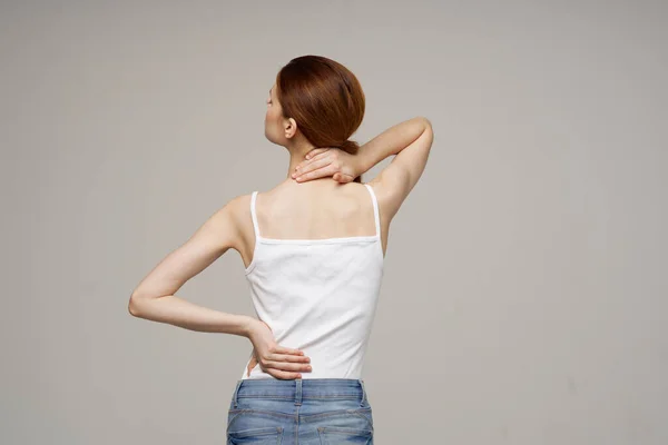 Dolor de la mujer descontenta síntomas en las articulaciones artritis fondo claro — Foto de Stock
