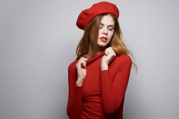 Vacker kvinna i en röd tröja kosmetika känsla isolerad bakgrund — Stockfoto