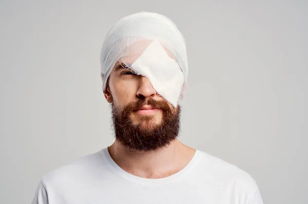 Male patient head injury in white t-shirt headache hospital medicine — Stock Photo, Image