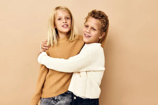 Słodkie stylowe dzieci przytula śmiech przyjaźń odizolowane tło — Zdjęcie stockowe