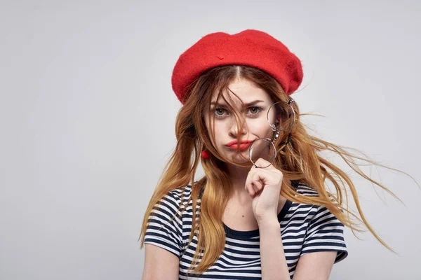 손을 신선 한 공기로 줄무늬 티셔츠붉은 입술 동작을 하는 쾌활 한 여성 — 스톡 사진