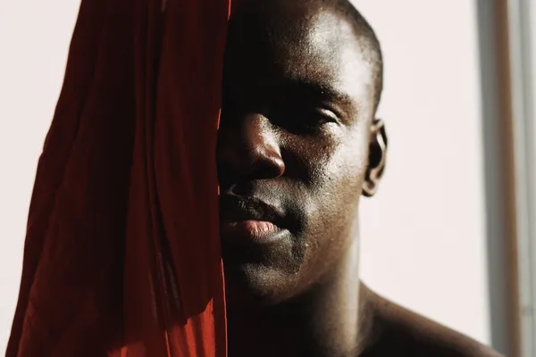 Guapo africano-mirando hombre primer plano modelo estudio —  Fotos de Stock