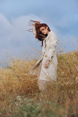 Güzel kadın buğday kırsal arazi özgürlük hasat