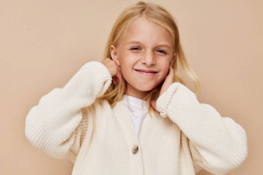 Mutlu şirin kız el hareketleriyle çocukların yaşam tarzını şekillendirir.