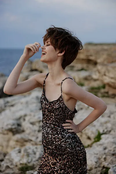 Frau im Kleid in der Natur Felsen Landschaft Luxus — Stockfoto