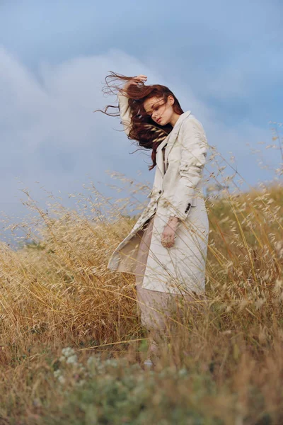 Güzel kadın buğday kırsal arazi özgürlük hasat