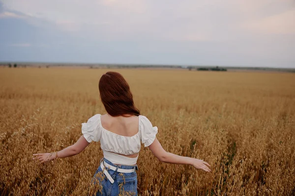 Mulher caminhando no campo paisagem agrícola rural inalterada — Fotografia de Stock