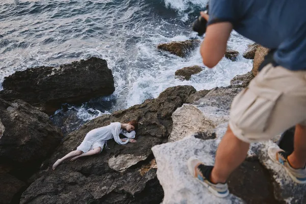 Женщина лежит на камне рядом с морем природный ландшафт неизменен — стоковое фото