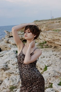 Güzel kadın modern doğa lüks poz özgürlük yaşam tarzı