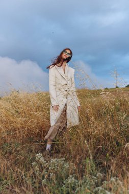 Güzel kadın tarım doğa bitkileri sonsuz tarlalar