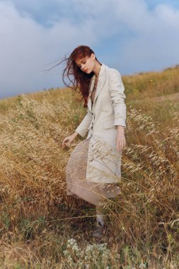 Güzel kadın tarım doğa güneşli bir gün ekiyor.