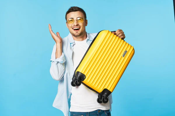 Veselý pasažér se žlutým kufříkem na dovolené — Stock fotografie