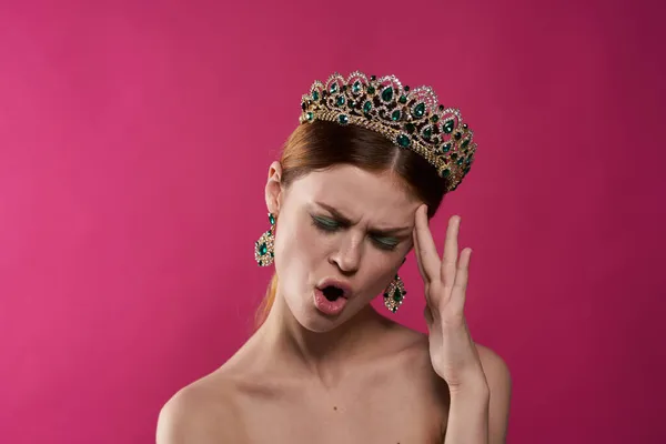 Ritratto di una donna con una corona sulla sua testa trucco decorazione Studio Modello — Foto Stock