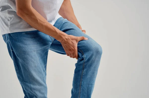 Hombre sosteniendo su pierna dolor lesión medicina primer plano — Foto de Stock