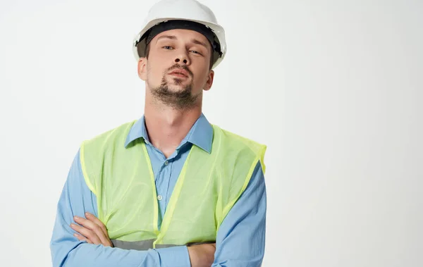 Мужчина строитель отражательные эмоции жилет профессиональный изолированный фон — стоковое фото