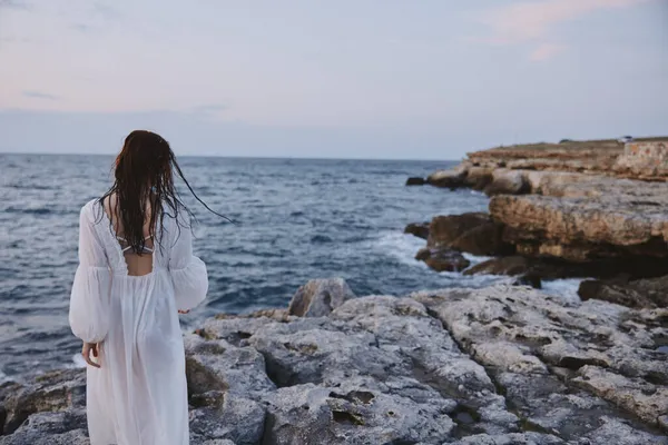 Kadın gezgin beyaz elbise açık havada özgürlük — Stok fotoğraf