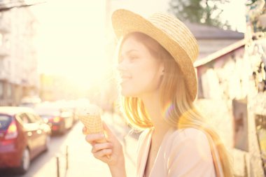 Şapkalı kadın dondurma tatili yapıyor.