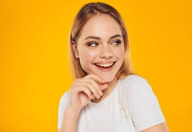 Beyaz, çekici görünümlü neşeli kadın mutlu yaşam tarzı sarı arka plan