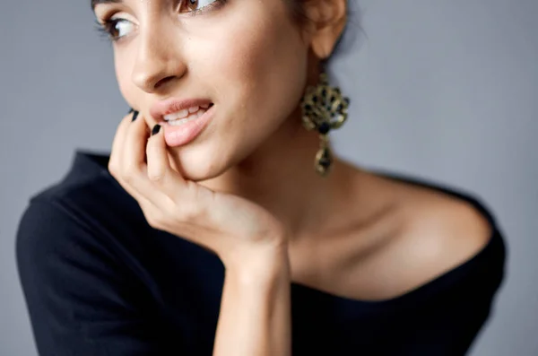 Όμορφη γυναίκα σκουλαρίκια κοσμήματα που θέτουν μαύρο φόρεμα lifestyle studio — Φωτογραφία Αρχείου
