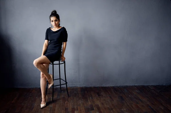 Siyah elbiseli esmer lüks bir moda stüdyosu. — Stok fotoğraf