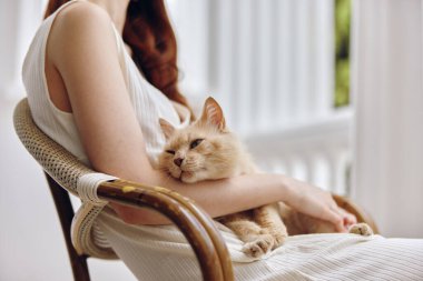 Bayan hostes, evcil hayvanıyla birlikte terasta dinleniyor.