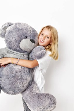 Beyaz tişörtlü, suratını buruşturan, mutlu, tatlı kız.