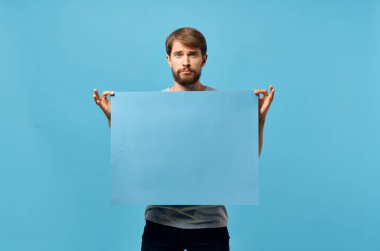 Yakışıklı adam mavi kağıt izole pazarlama arka planda