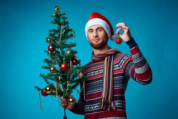 Emotionele man in Nieuwjaar kleding reclame kopieerruimte geïsoleerde achtergrond — Stockfoto