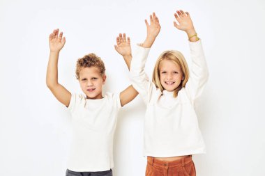 Erkek ve kız gülüşünün görüntüsü rahat giyinen ışık arka planı