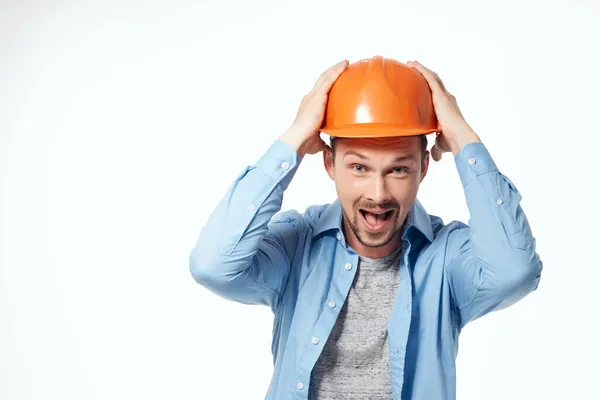 Construtor macho laranja capacete engenheiro luz de segurança fundo — Fotografia de Stock