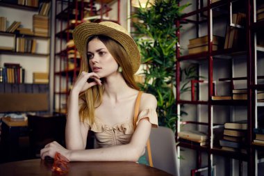 Kafe eğlencesinde elinde kitap olan güzel bir kadın.