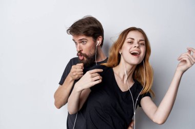 Siyah tişörtlü aile, telefon, eğlence, arkadaşlık, aydınlık arka plan.