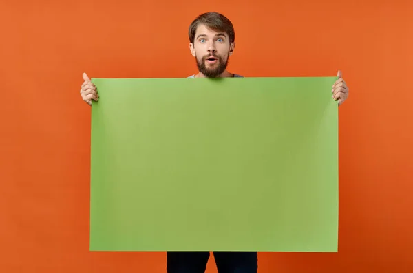 감정적 인 남자 녹색 포스터외진 배경을 흉내내 다 — 스톡 사진