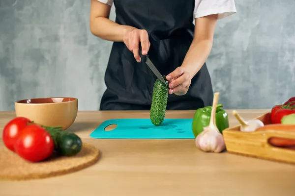 Tagliare le verdure in cucina cucinare casalinga mangiare sano — Foto Stock