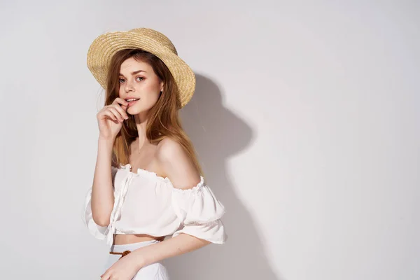 帽子化粧品を身に着けている女性ファッションライトの背景 — ストック写真