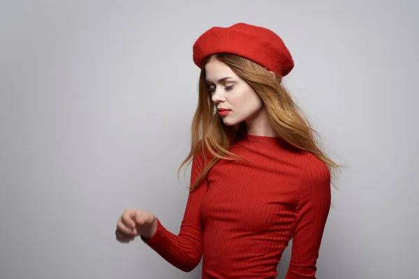 머리에 붉은 모자를 쓰고 녹음기 포즈를 취하는 아름다운 여인 — 스톡 사진